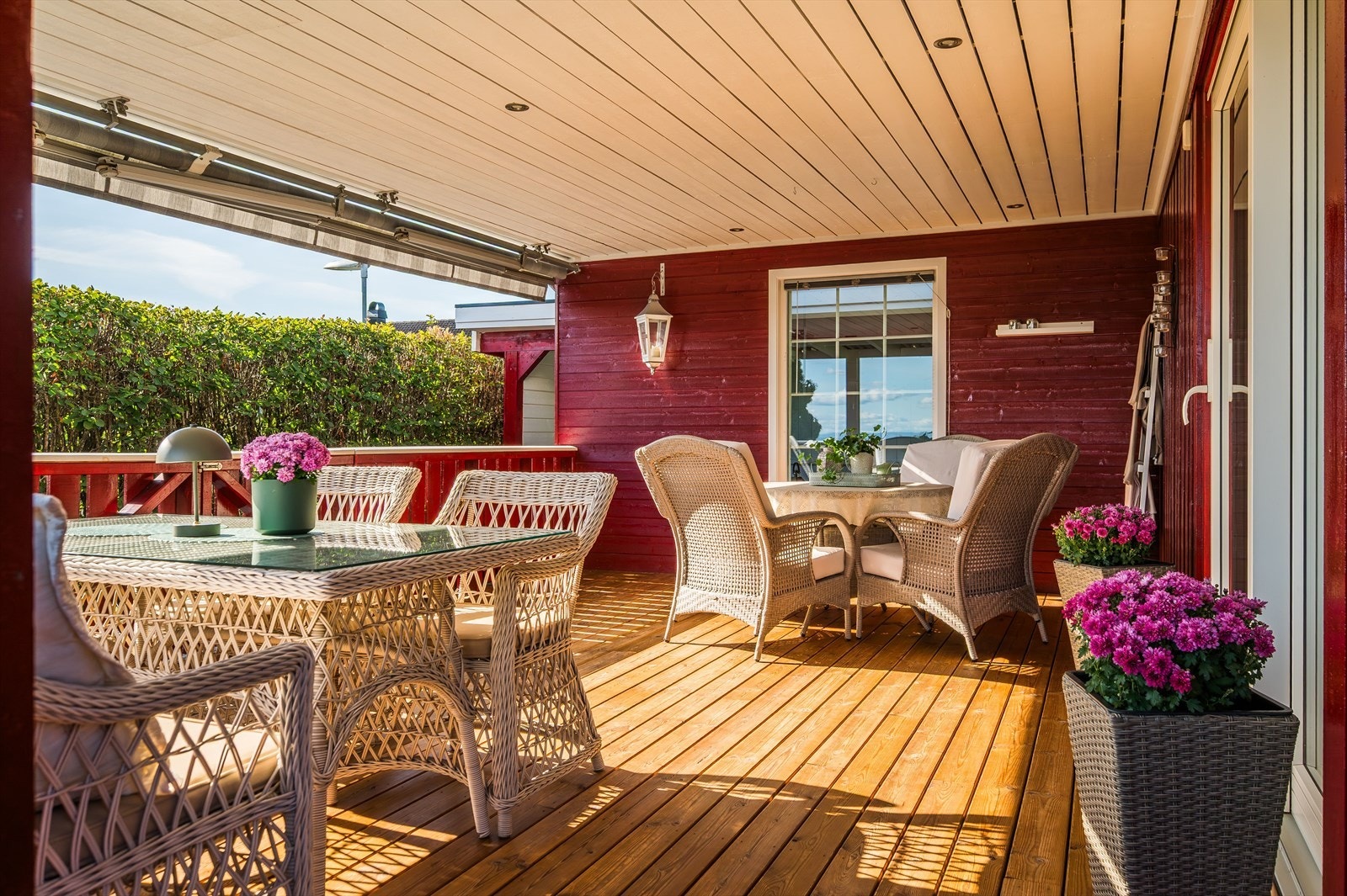 I stuen har du en stor skyvedør ut til terrassen som blir en fin forlengelse av stuen på sommerstid. Galleribilde