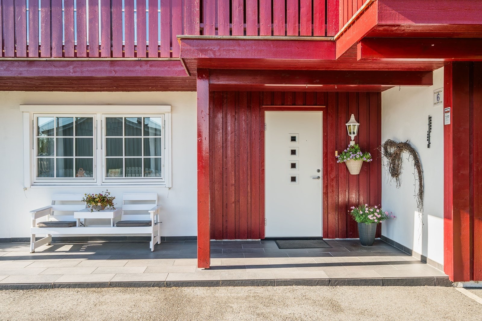 Hvit inngangsdør fra 2012 med fire små glassfelt. Galleribilde