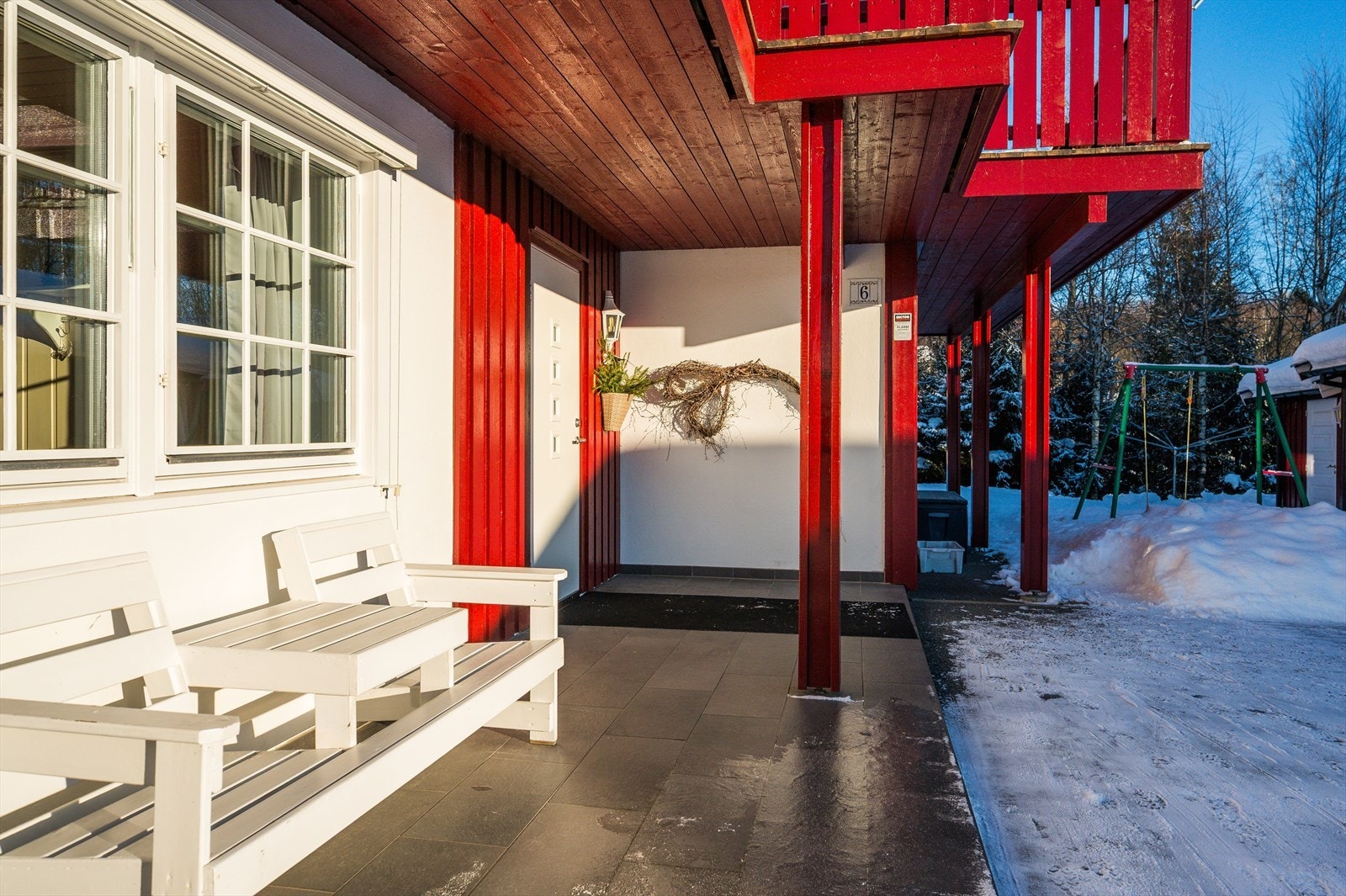 Boligen ligger i et rolig og barnevennlig boligområde på Furnes i Ringsaker kommune. Eiendommen grenser mot friarealer mot nordøst og har en fin solrik beliggenhet. Galleribilde