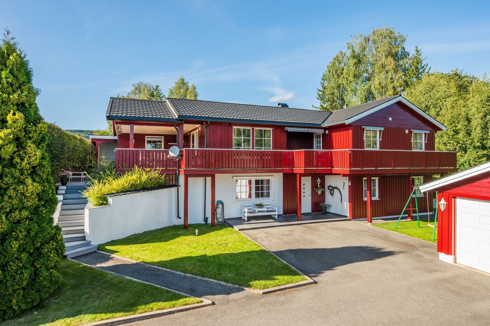 Samtlige vinduer og ytterdører i boligen er skiftet i nyere tid med unntak av terrassedøren ved kjøkken og vinduet på det minste soverommet i 1. etasje. Tak er rehabilitert i 2010. Galleribilde