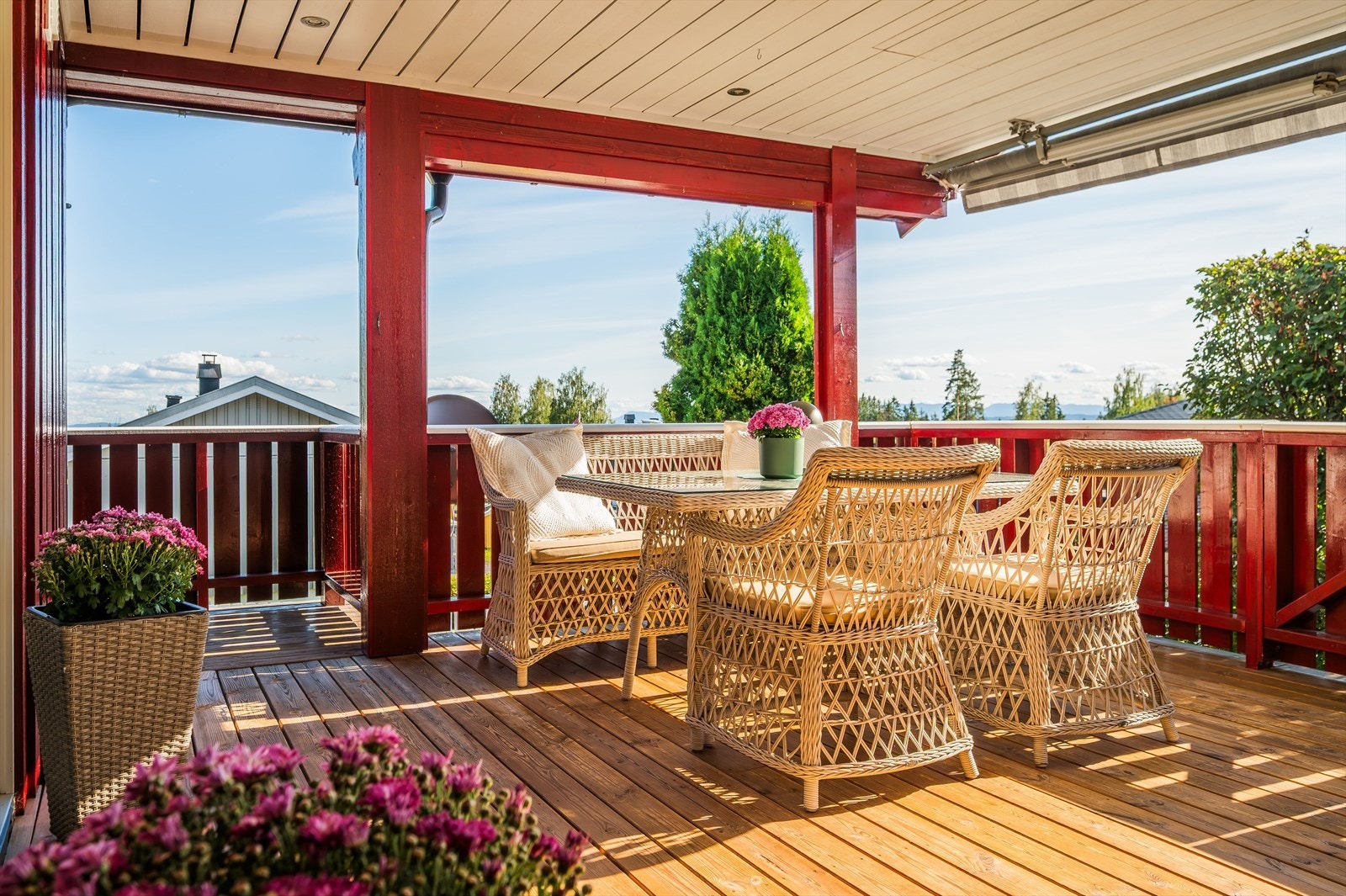 Terrassen utenfor stuen er overbygd med innfelte downlights i himlingen, har terrassebord på gulv og god plass til sittegrupper. Det er også montert markise. Galleribilde