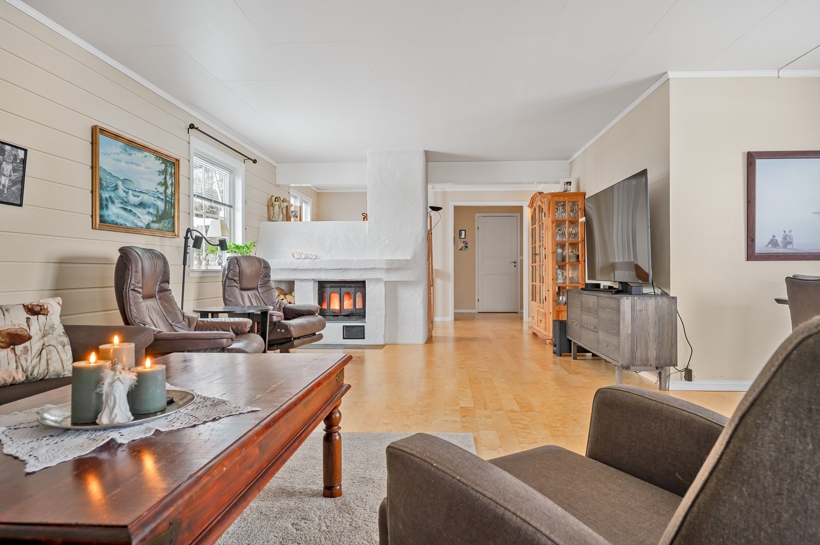 I stuen er det en koselig murt peis med peisinnsats som både gir god varme og bidrar til ekstra hygge. Galleribilde