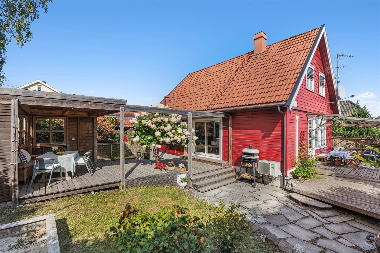 Vakker, frodig og usjenert hage mot syd og vest med sol gjennom hele dagen. Galleribilde