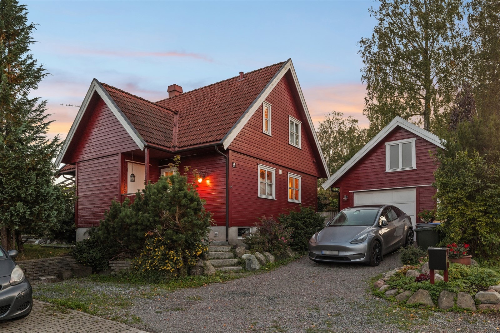 Her ses fasaden mot Granlyveien med romslig garasje og gårdsplass med parkeringsmuligheter. Galleribilde