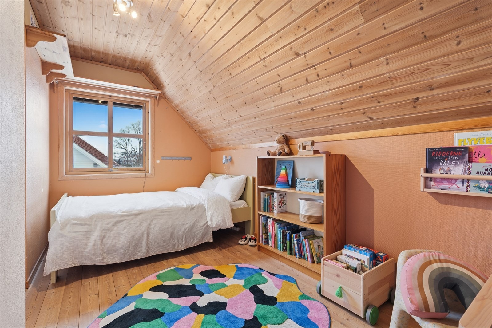 Alle soverommene har god plass til senger og oppbevaringsmøbler. Galleribilde