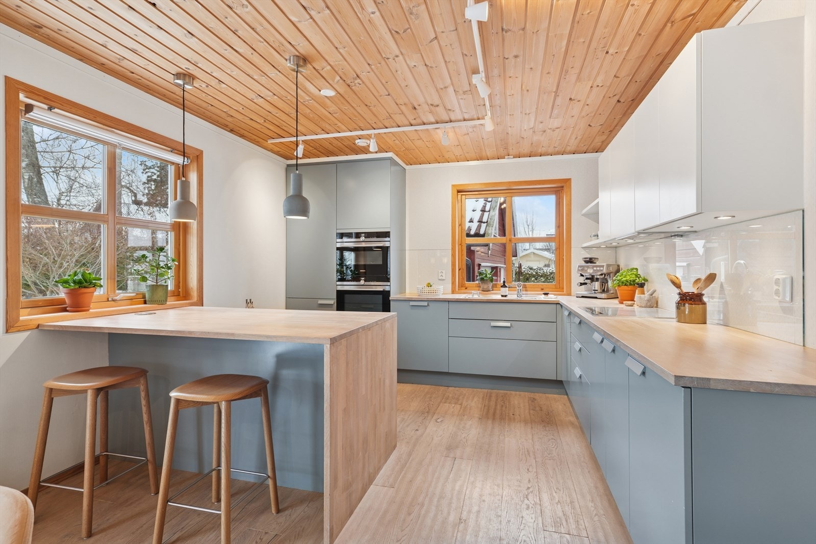 Flott kjøkkeninnredning med slette fronter, rikelig med skapplass og en solid benkeplate i heltre. Galleribilde