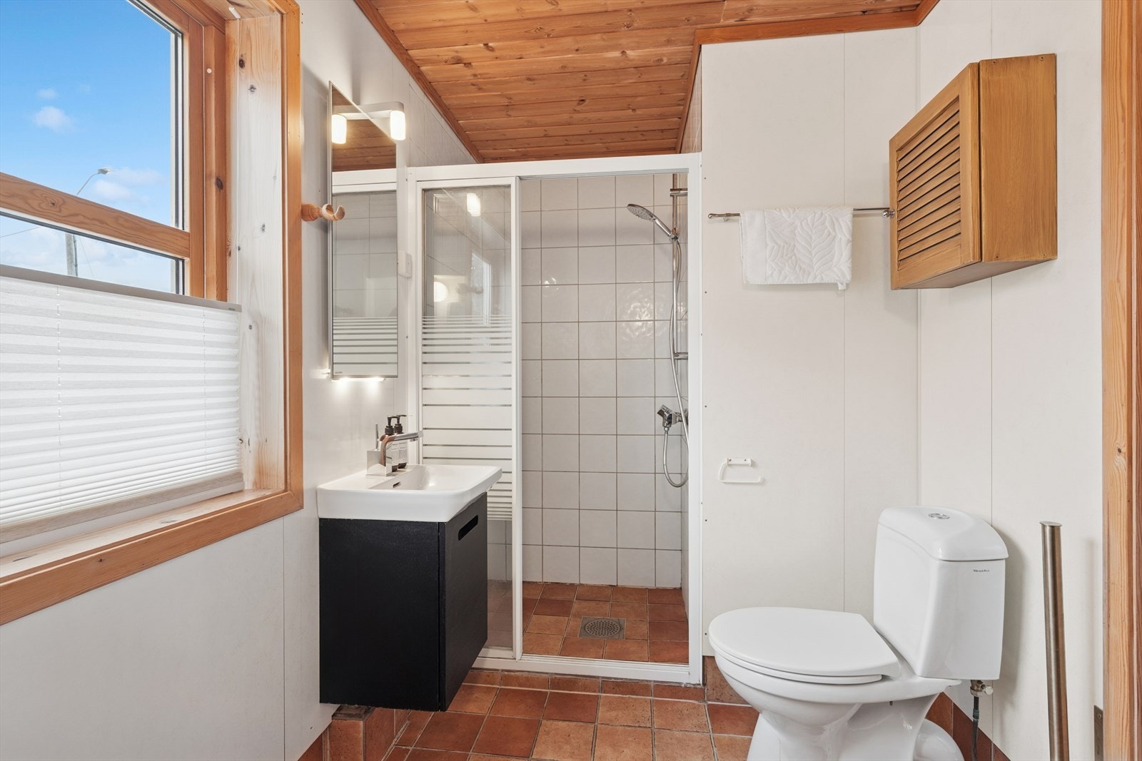 Funksjonelt bad i 1. etg med varmekabler, wc, servantskap og romslig dusjnisje. Galleribilde