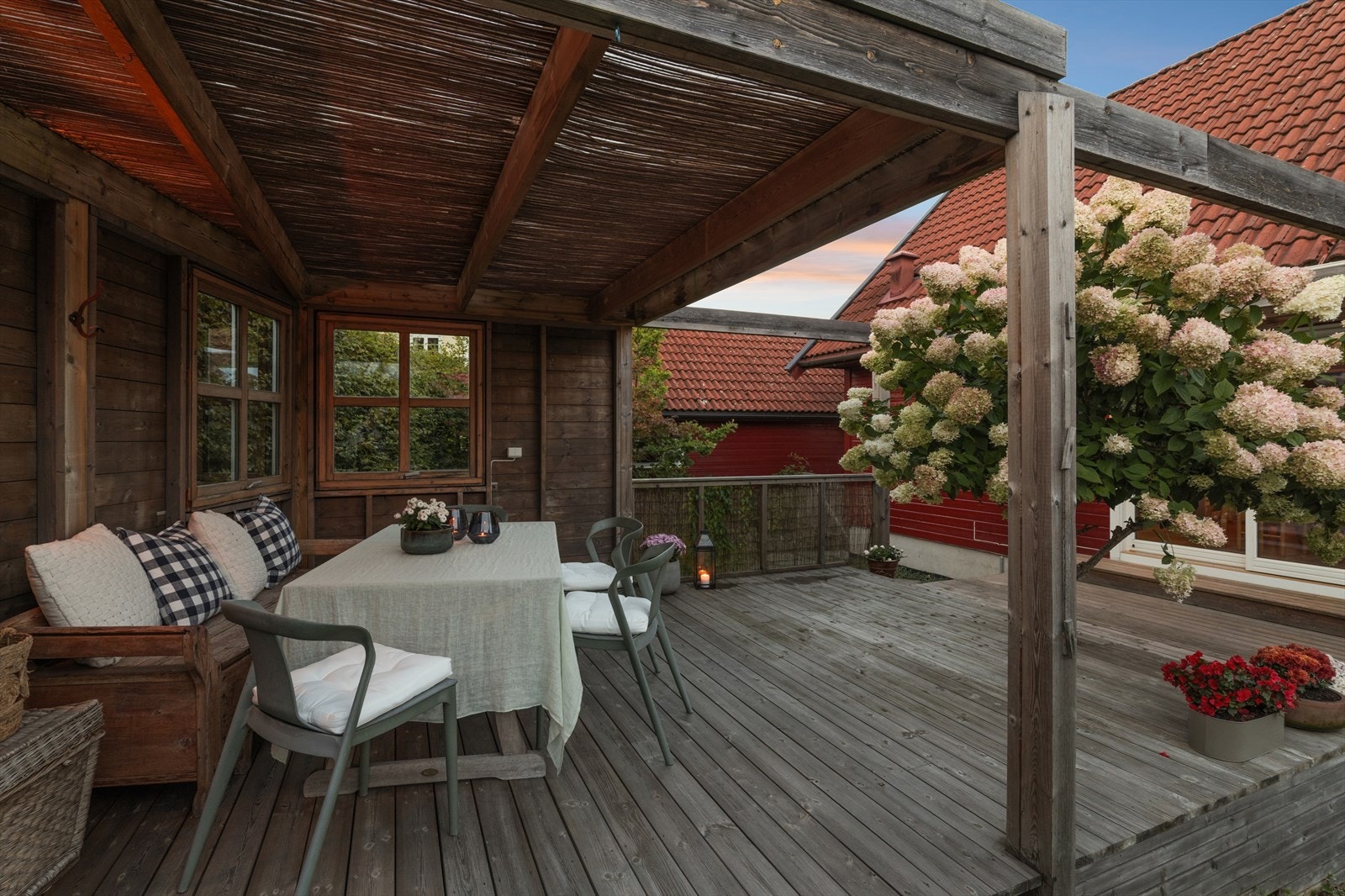 Den overbygde delen av verandaen forlenger utendørssesongen. Galleribilde