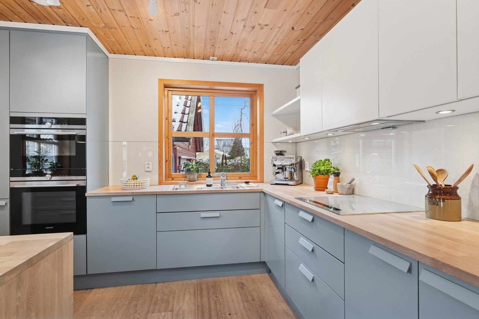 Her er det integrerte hvitevarer som platetopp, stekeovn, kjøl/fryseskap og oppvaskmaskin. Galleribilde