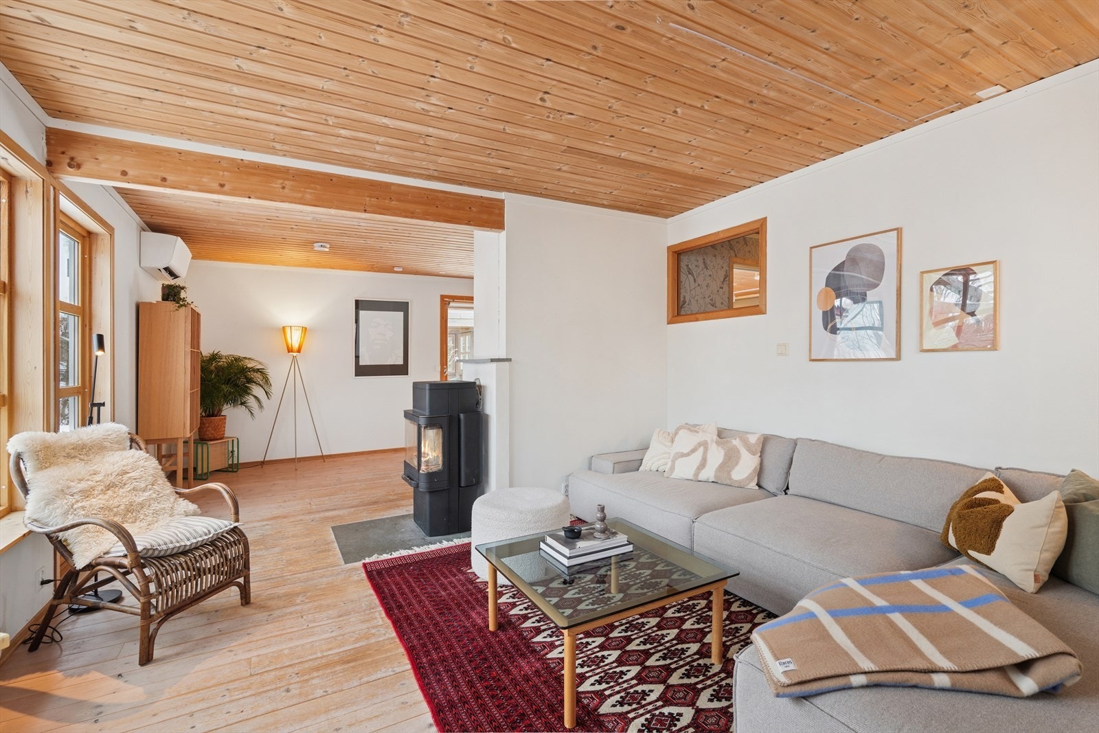 Stua har to "soner" som gjør den enkel å møblere med store sittegrupper. Galleribilde