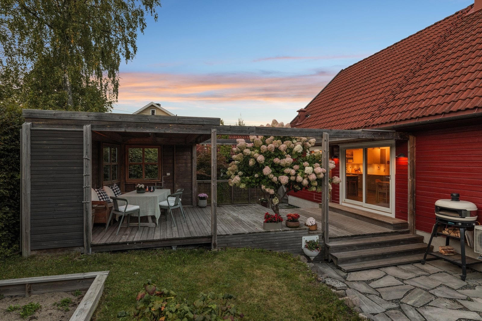 De store uteplassene gir rikelig med plass for flere sittegrupper. Her ses lun kveldstemning på sensommeren. Galleribilde