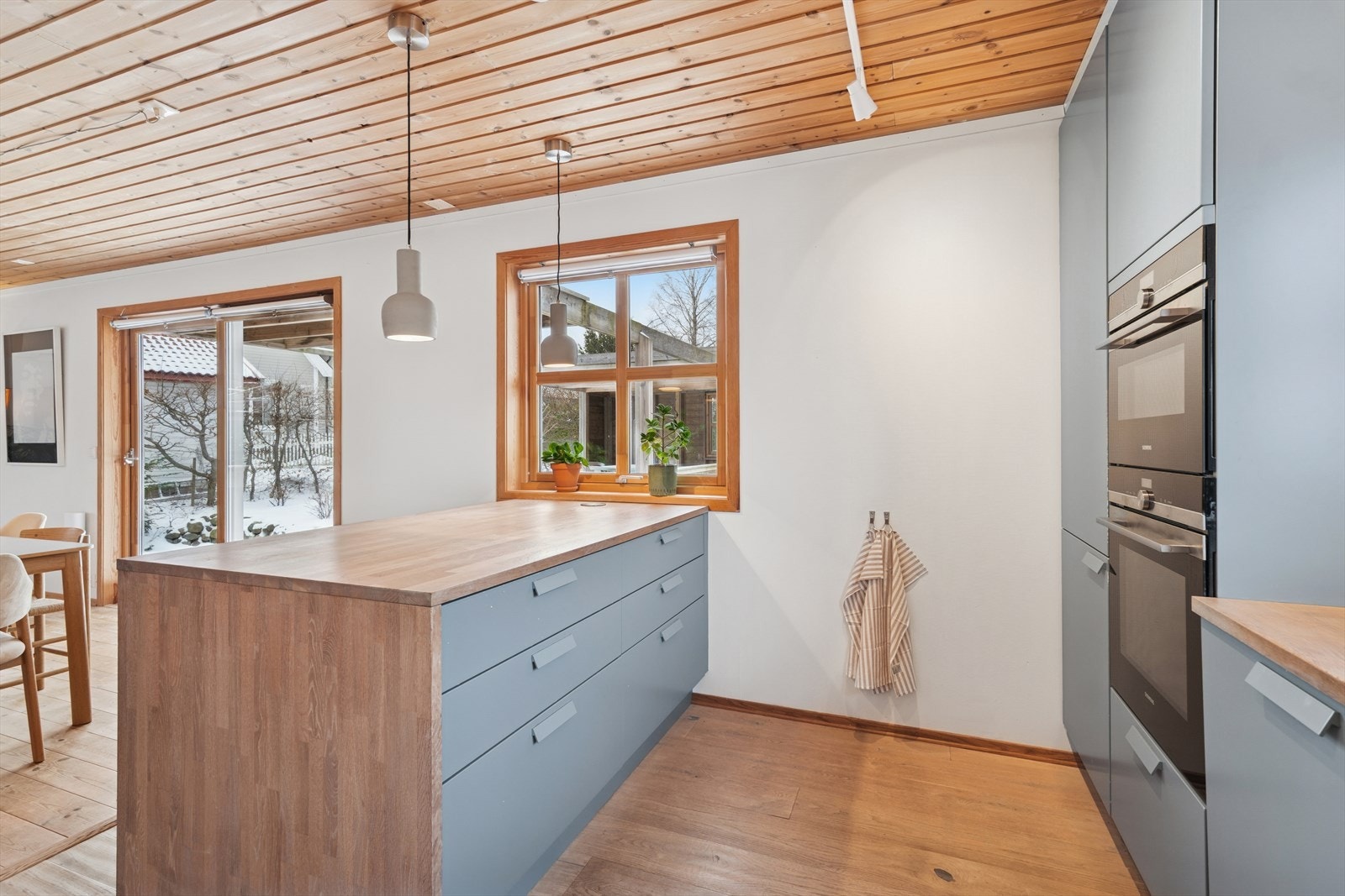 Kjøkkenøya gir ekstra arbeids- og oppbevaringsplass, samt en hyggelig sitteplass. Galleribilde