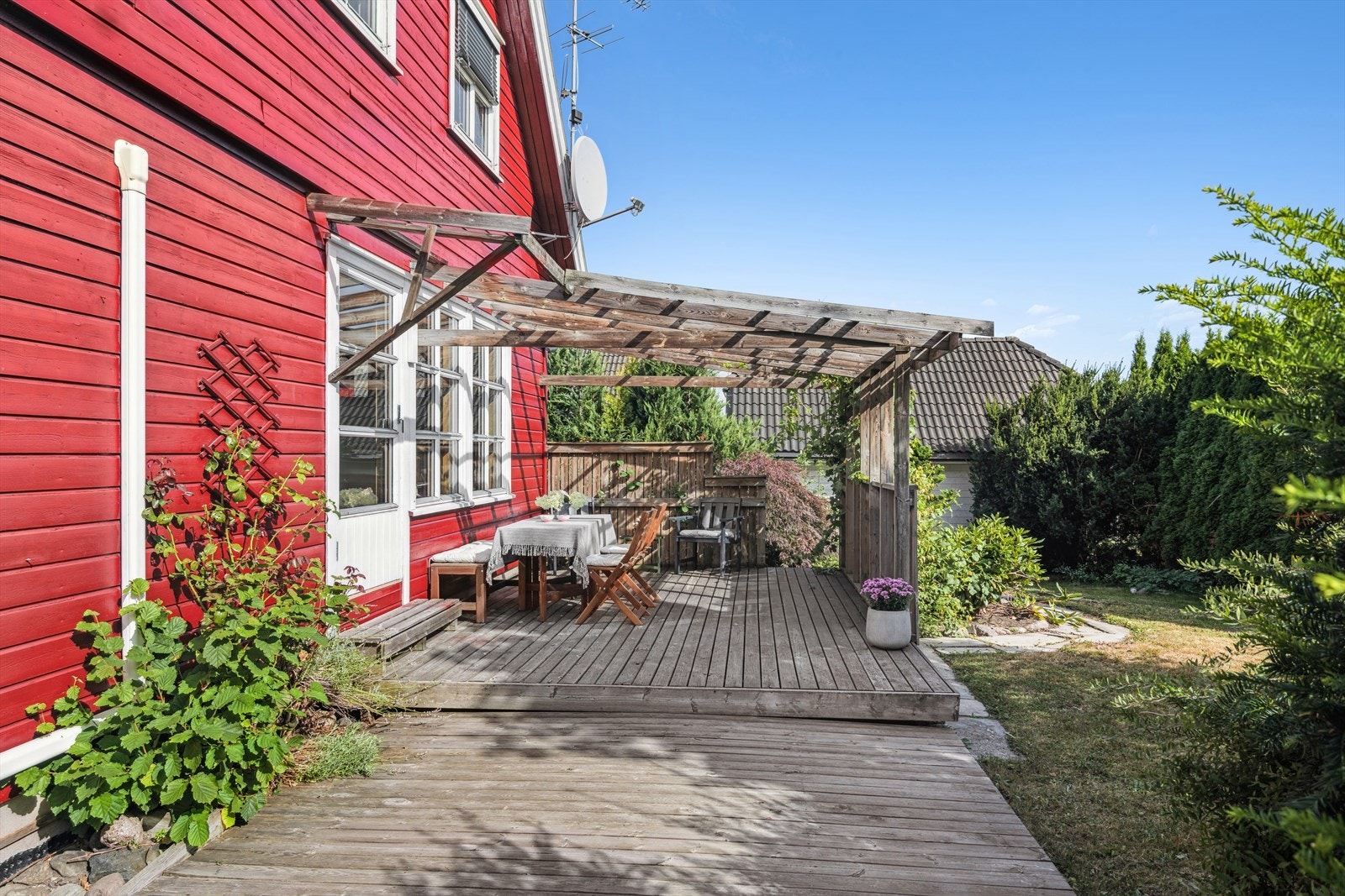 Verandaen strekker seg over to nivåer, noe som gir en spennende dynamikk i uterommet. Galleribilde