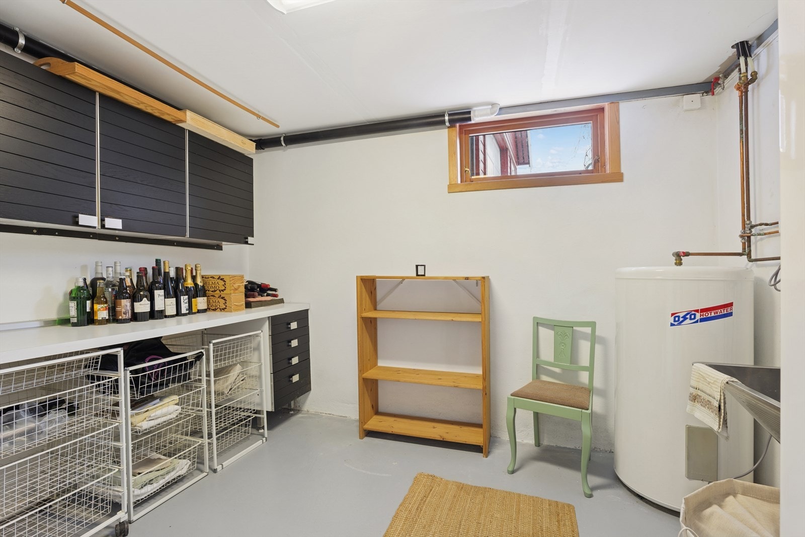 Kjelleren har også et praktisk vaskerom med utslagskum i stål og god lagringsplass. Galleribilde