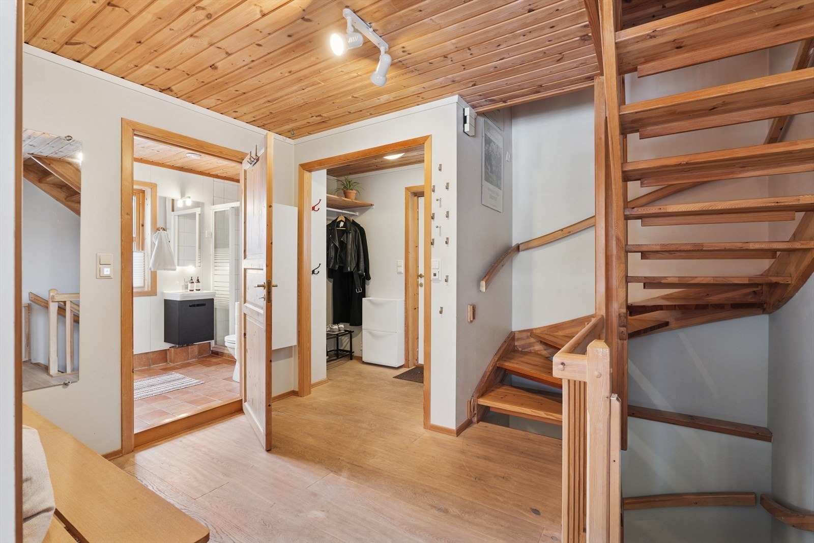 I hallen er det trapp til både kjeller og 2. etg. Galleribilde