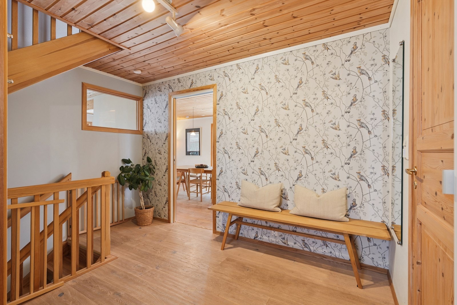 Romslig hall med god plass til møbler for oppbevaring av yttertøy. Galleribilde