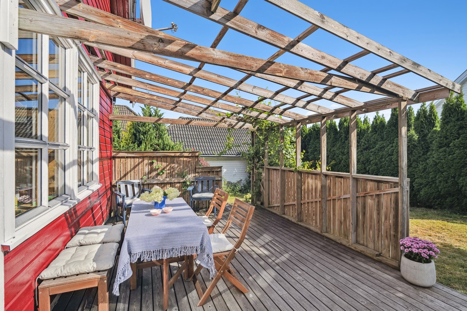 Den åpne pergolaen gir en fin sone for en utendørs spisegruppe. Galleribilde