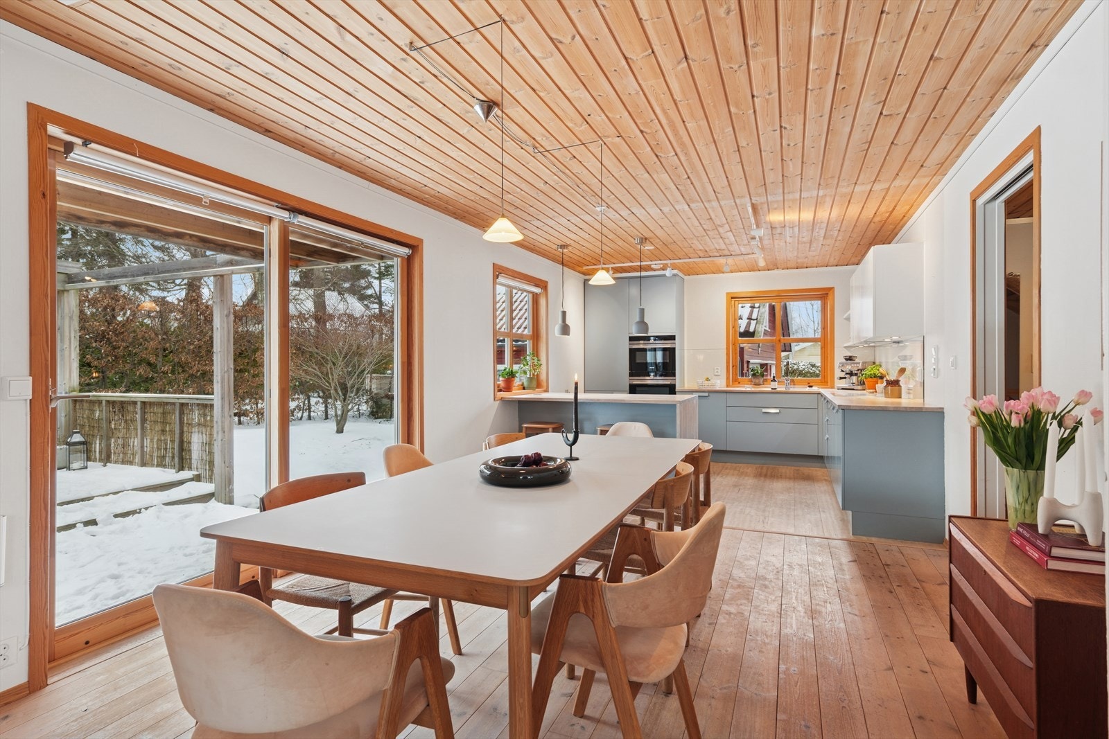 Fra stua er det to utganger til terrasse og hage. Galleribilde