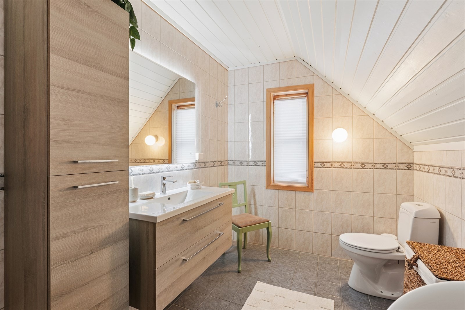 Badet i andre etasje har flislagt gulv med varmekabler og moderne skapinnredning fra 2020. Galleribilde