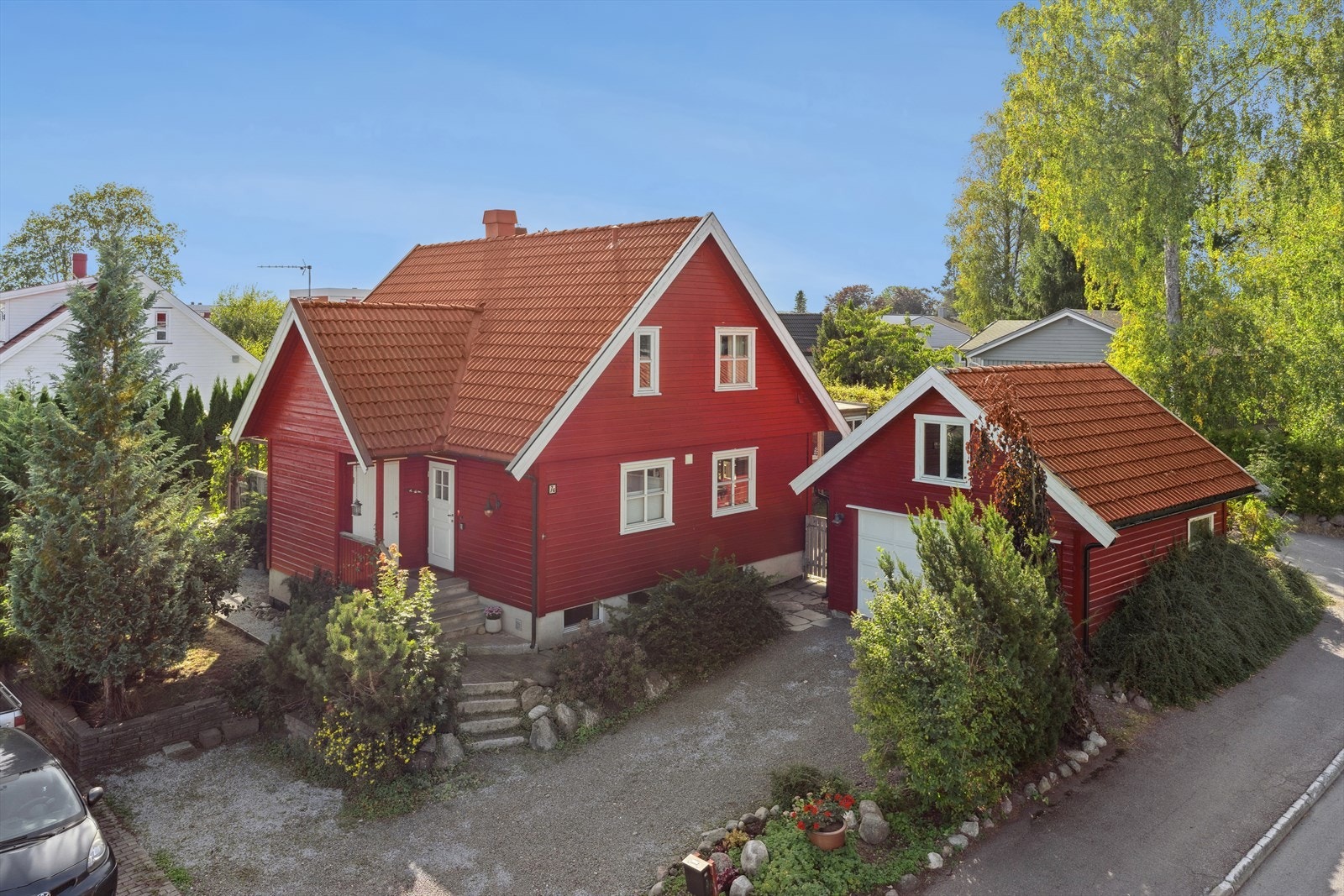 Velholdt enebolig med frittstående garasje på 27m² og gode parkeringsmuligheter på egen tomt. Galleribilde