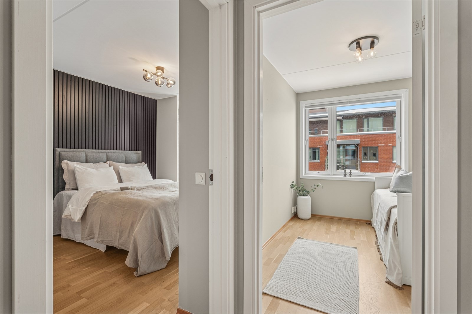 Effektiv planløsning med entré som leder inn til begge soverommene. Galleribilde