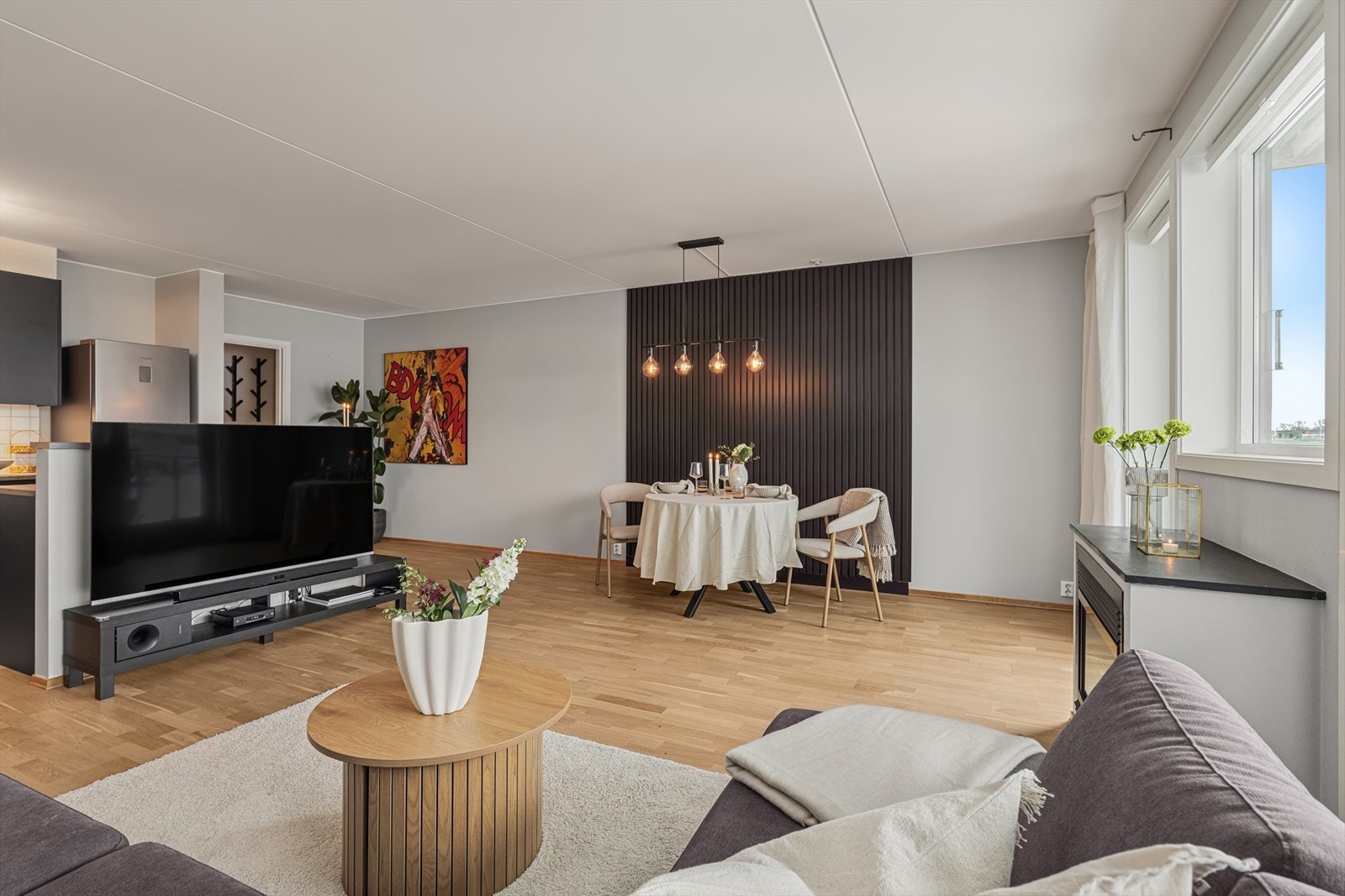 Spilevegg - en varm og moderne detalj i stuen. Galleribilde