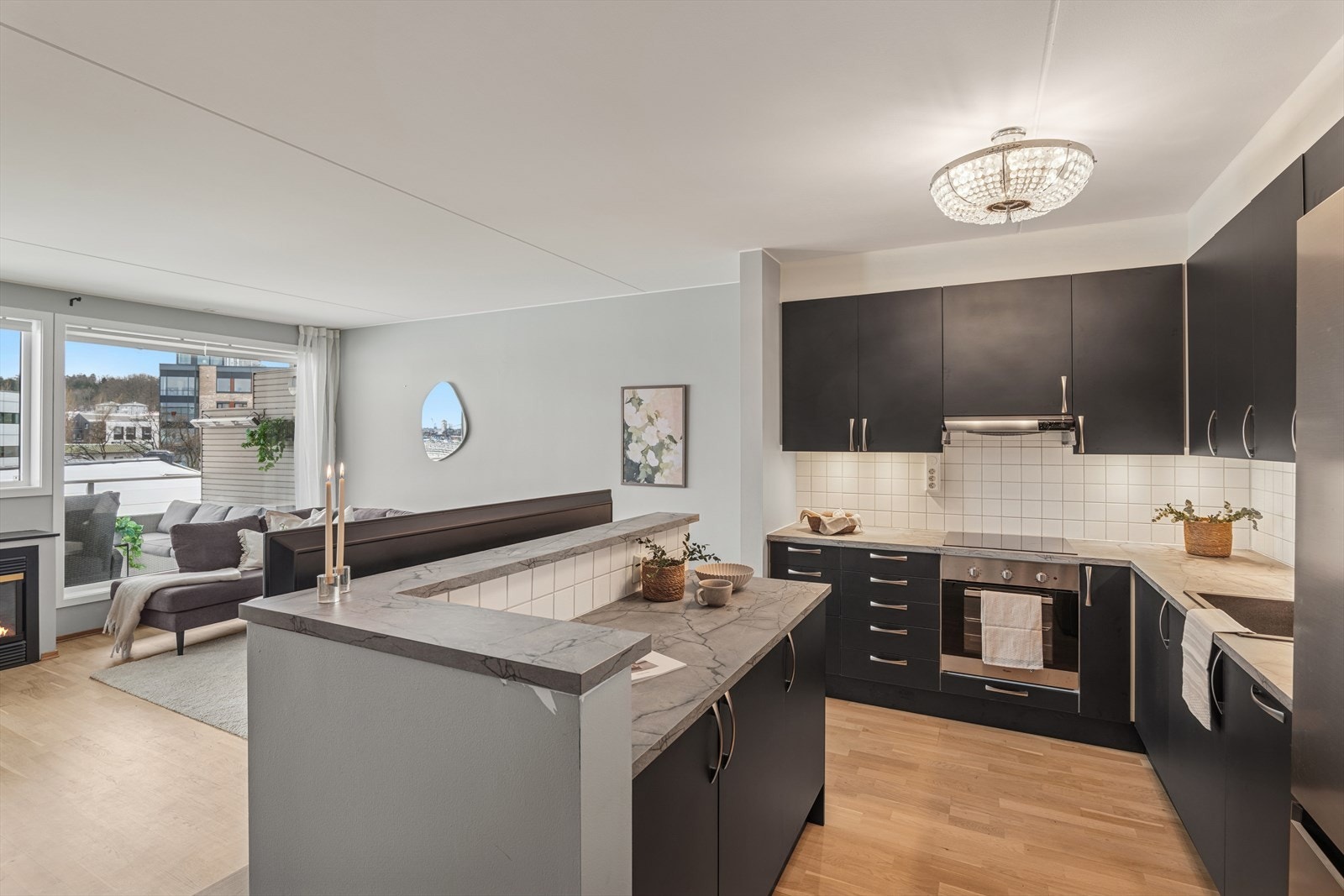 Her får du en leilighet i et sentrumsnært, urbant og moderne boligområde på Kaldnes brygge, en levende bydel vis-a-vis den populære "Brygga" i Tønsberg. Galleribilde