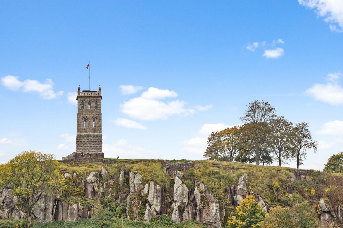 Slottsfjell er en kort rusletur unna og byr på fin utsikt mot bydelen. Galleribilde