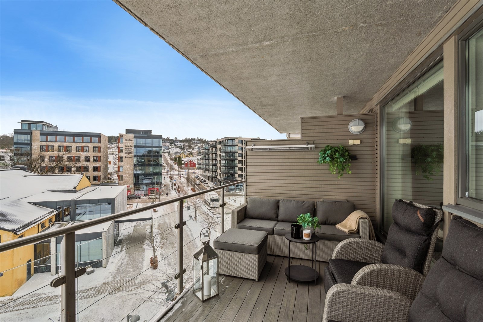 Fra stuen har du direkte utgang til en solrik balkong med god plass til ønsket utemøblement, slik at du kan nyte dagene utendørs i behagelige omgivelser. Galleribilde