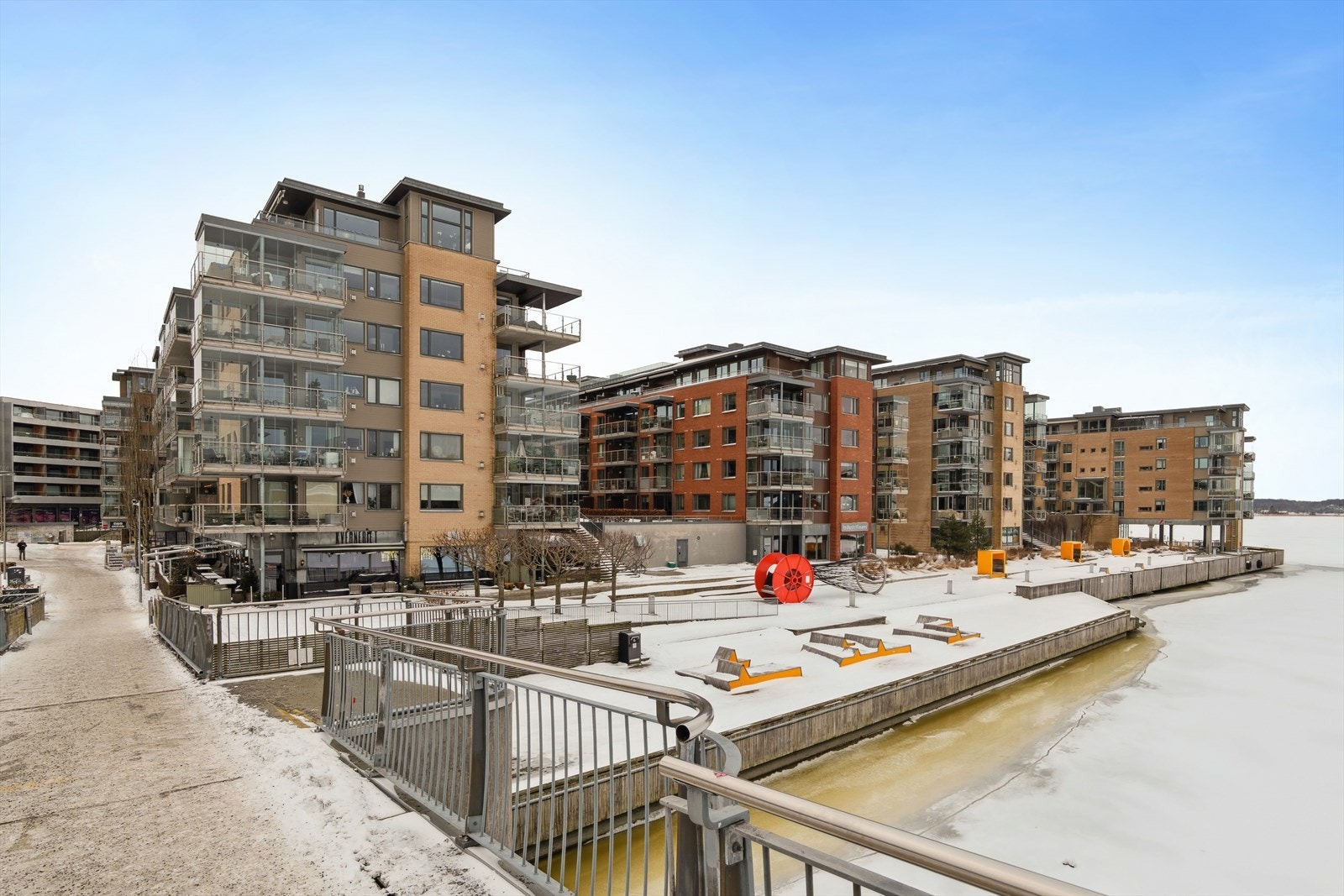 Sameiet Kaldnes Brygge Dokk Syd! Her er det lettvint og fint å bo. Velkommen til hyggelig visning. Galleribilde