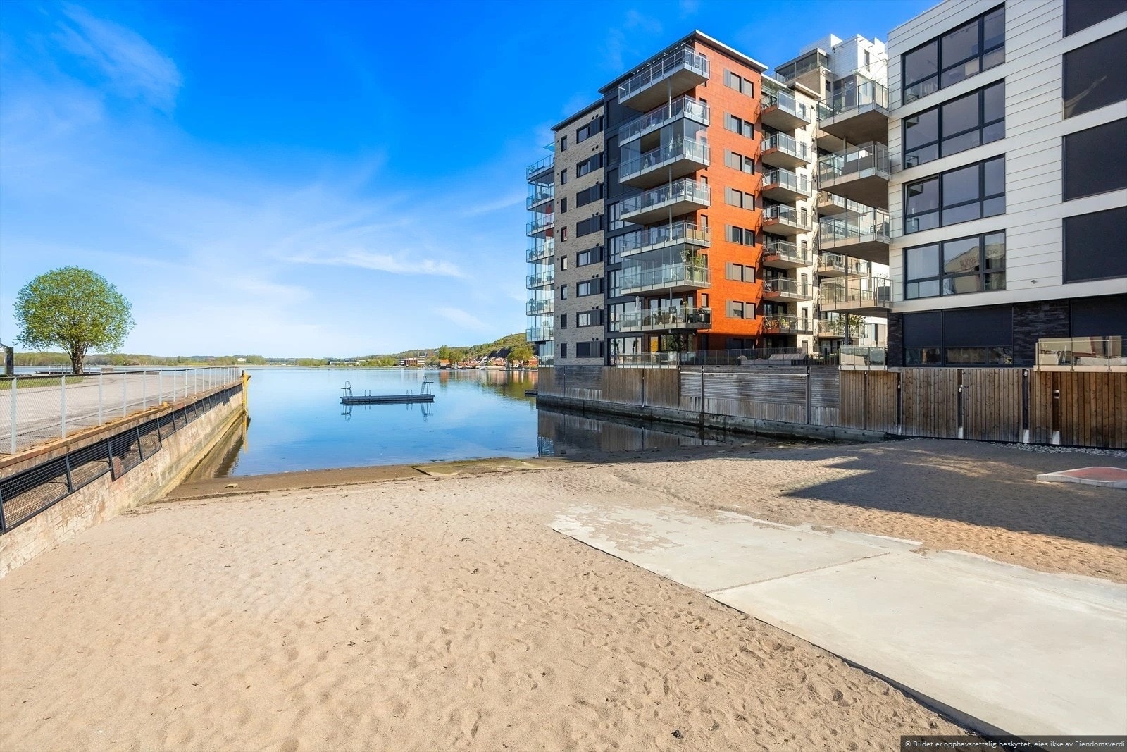 Kaldnes brygge byr på vakre fellesarealer som er parkmessig opparbeidet av anleggsgartner og tegnet av landskapsarkitekt. Den nye bystranda ligger i umiddelbar nærhet. Galleribilde