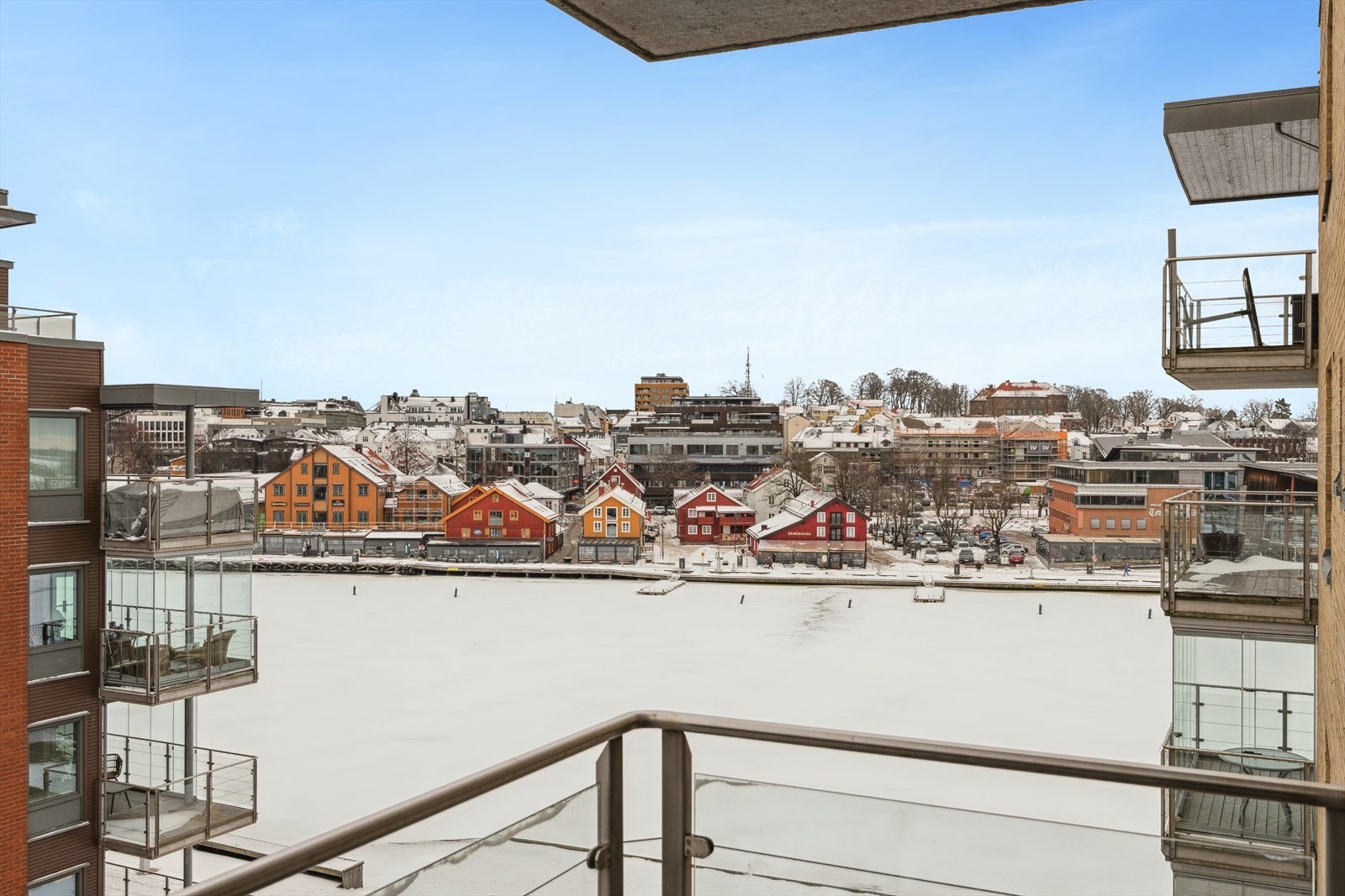 Sjø, by og morgenkaffe, alt en trenger for en perfekt start på dagen. Galleribilde