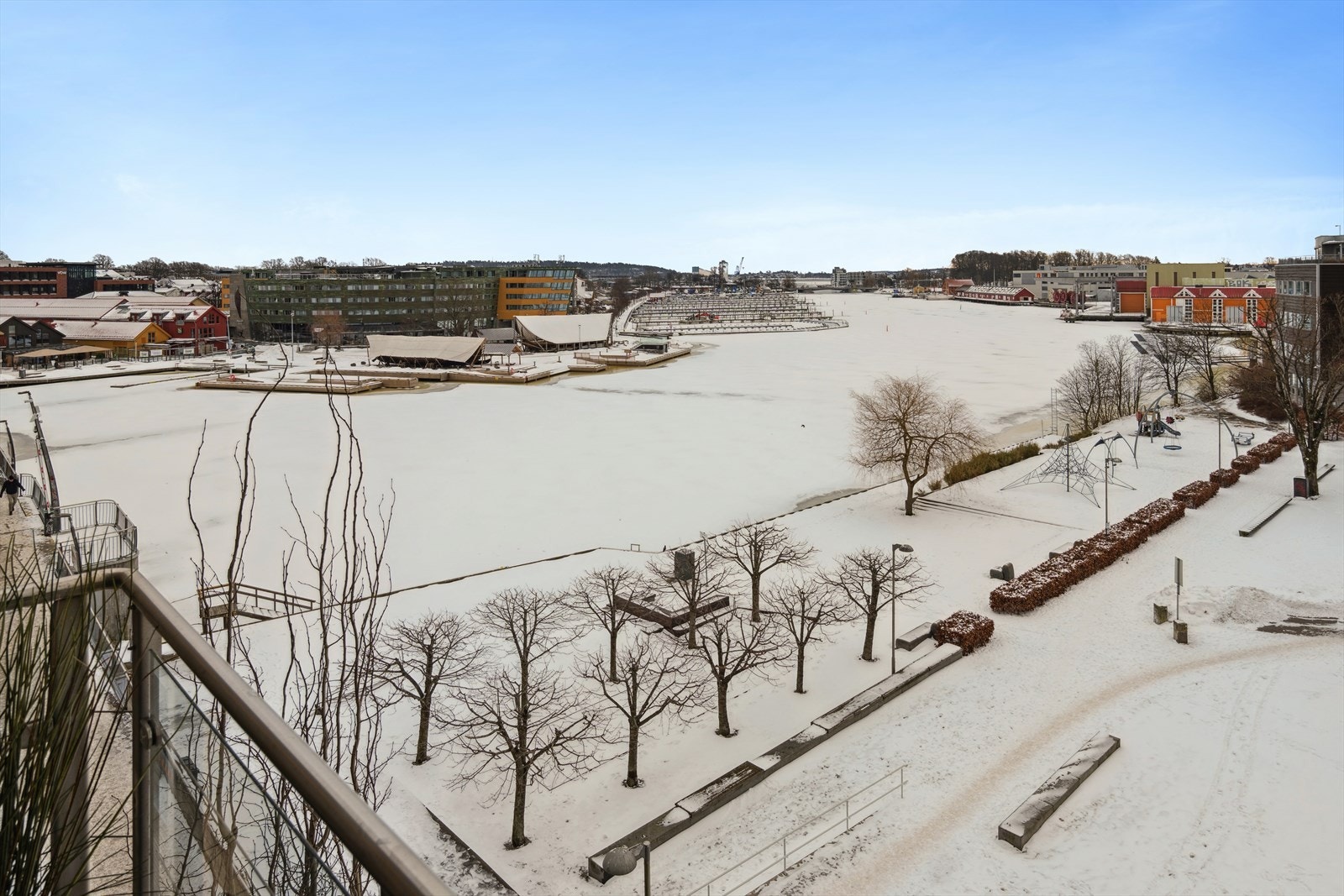 Leiligheten har flott utsikt mot Kanalbroen i Tønsberg og innseilingen til byen. Fin utsikt til Vikingodden og Tønsberg brygge. Galleribilde