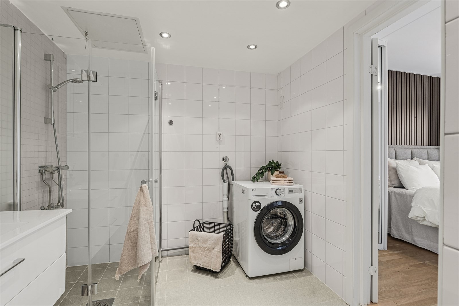 Baderom med elektriske varmekabler i gulv. Opplegg for oppvaskmaskin. Galleribilde