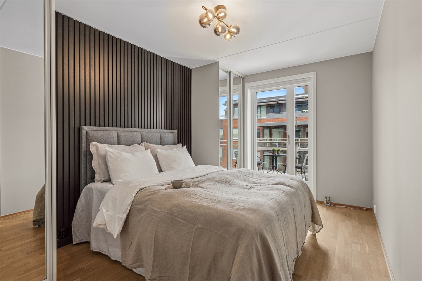 Delikat soverom med god plass til dobbeltseng og utgang til balkong. Galleribilde