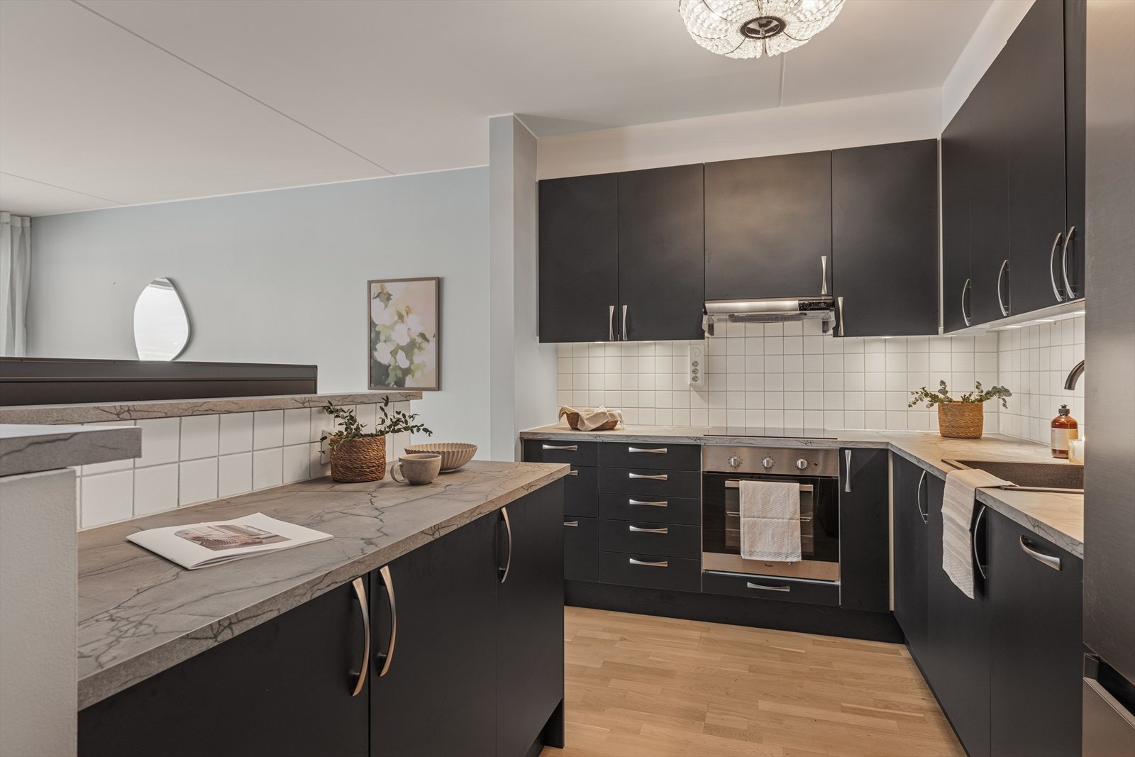 Stilren kjøkkeninnredning - modernisert med nye fronter og dører i 2025. Galleribilde