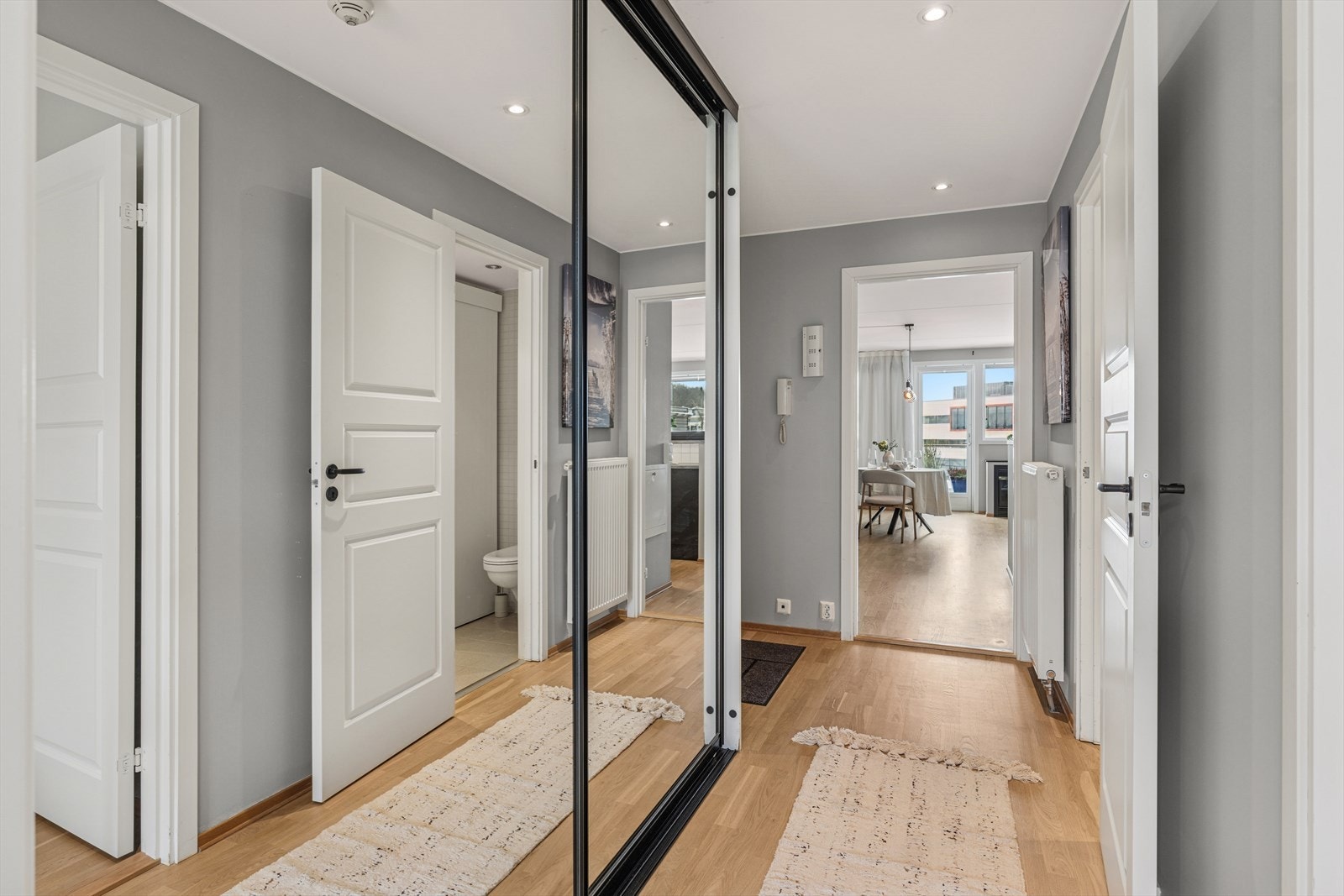 Her ønskes man velkommen inn i en innbydende og romslig entré som gir et flott førsteinntrykk. Romslig speil-/skyvedørsgarderobe. Galleribilde