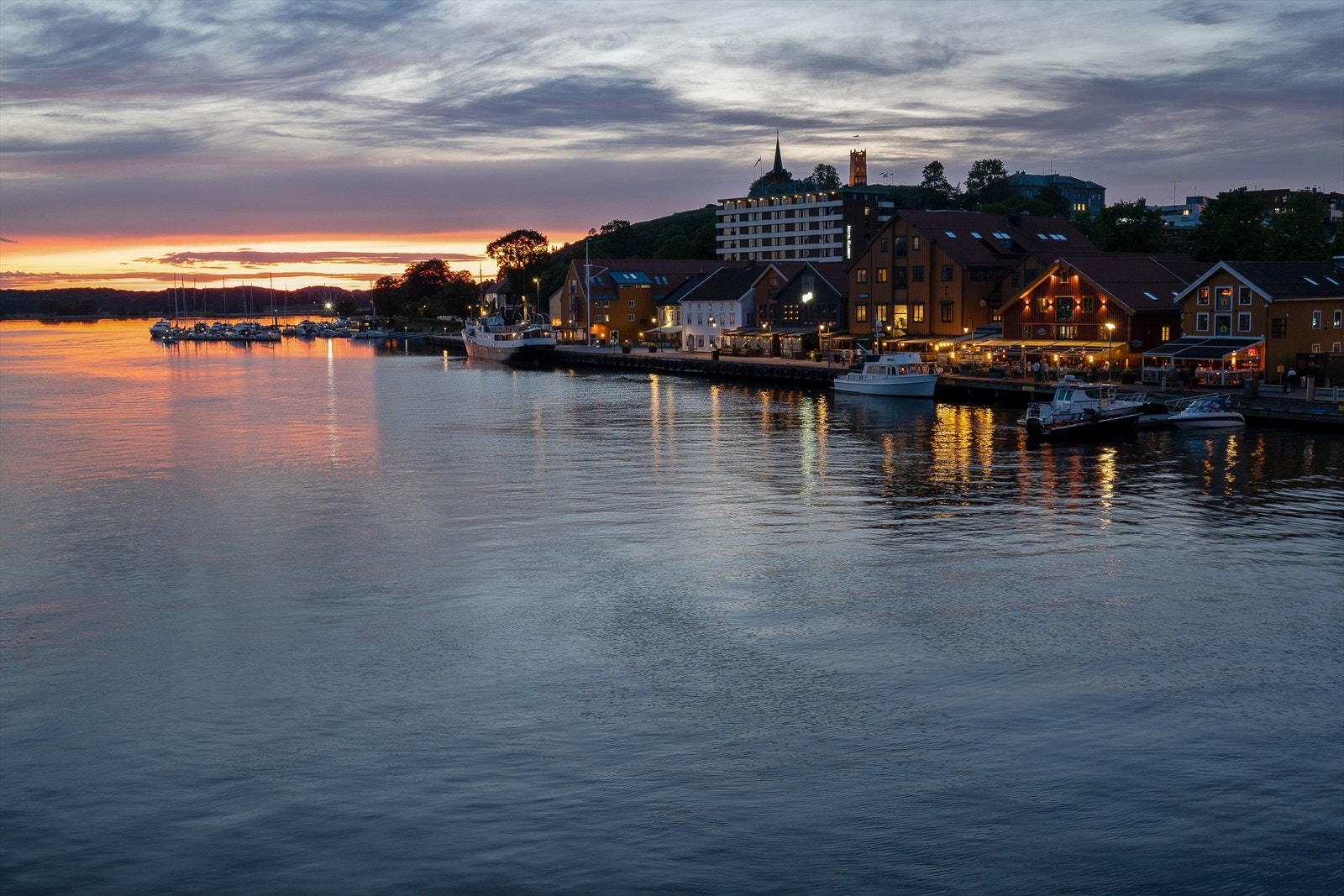Gangbroen tar deg direkte over til brygga og alle byens fasiliteter og yrende byliv. Galleribilde