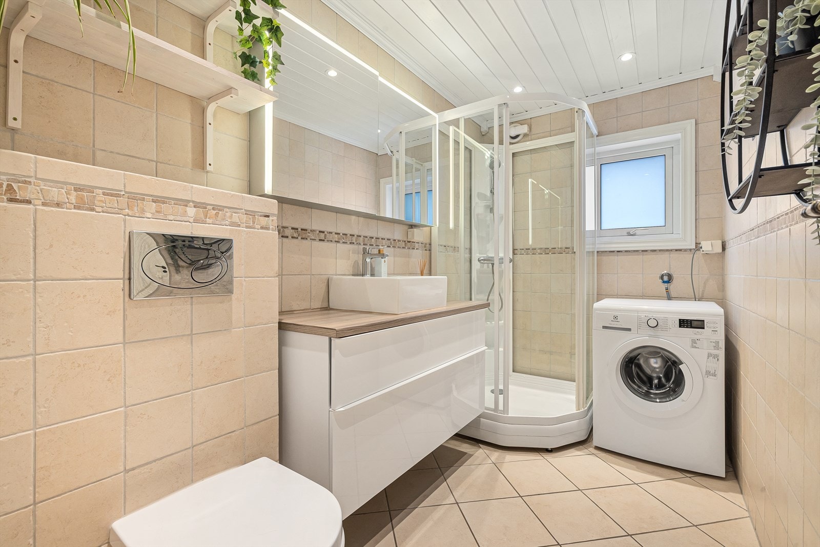 Helfliset baderom med varme i gulv og spotter i himling Galleribilde