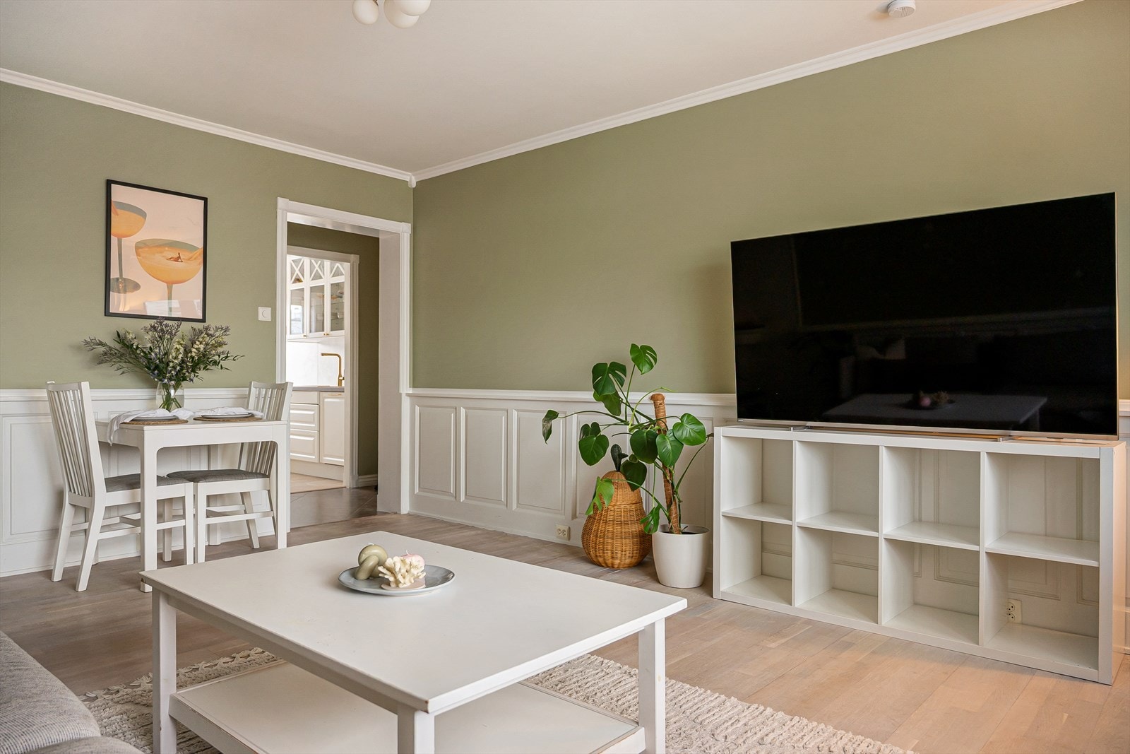 Det er plass til både sofagruppe og spisebord i stuen Galleribilde