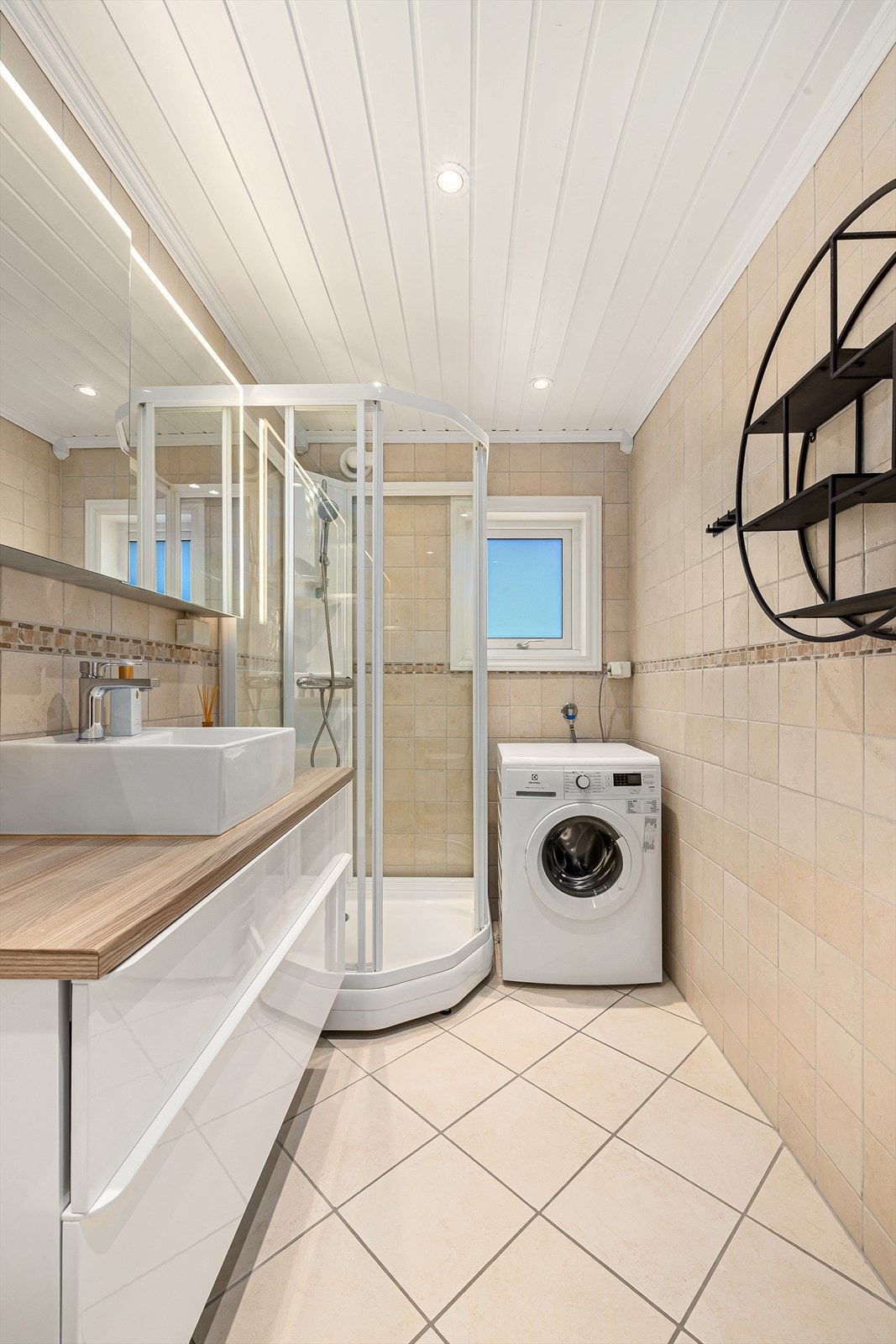 Baderommet har også opplegg for vaskemaskin Galleribilde