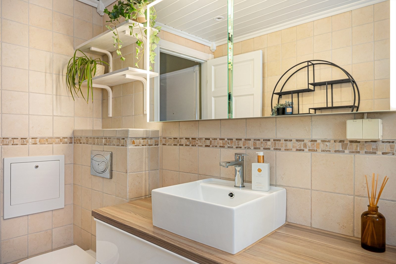 Godt med oppbevaringsplass i innredning med skuffer og vegghengt speilskap Galleribilde