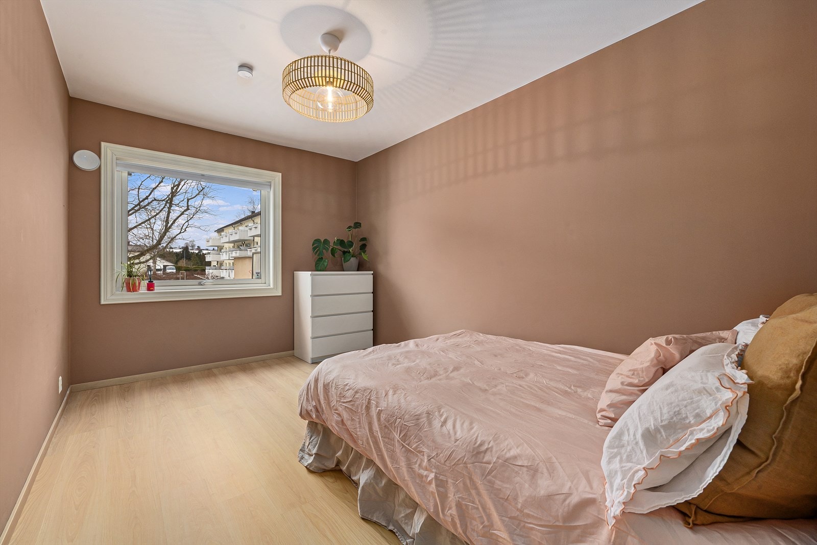 Soverom II har god plass til bred seng og tilhørende sovermøbler Galleribilde