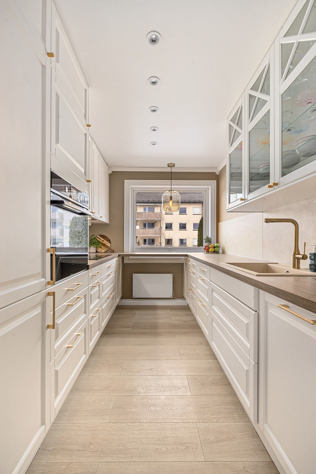 Det er rikelig med både arbeidsplass og oppbevaringsplass i innredningen Galleribilde