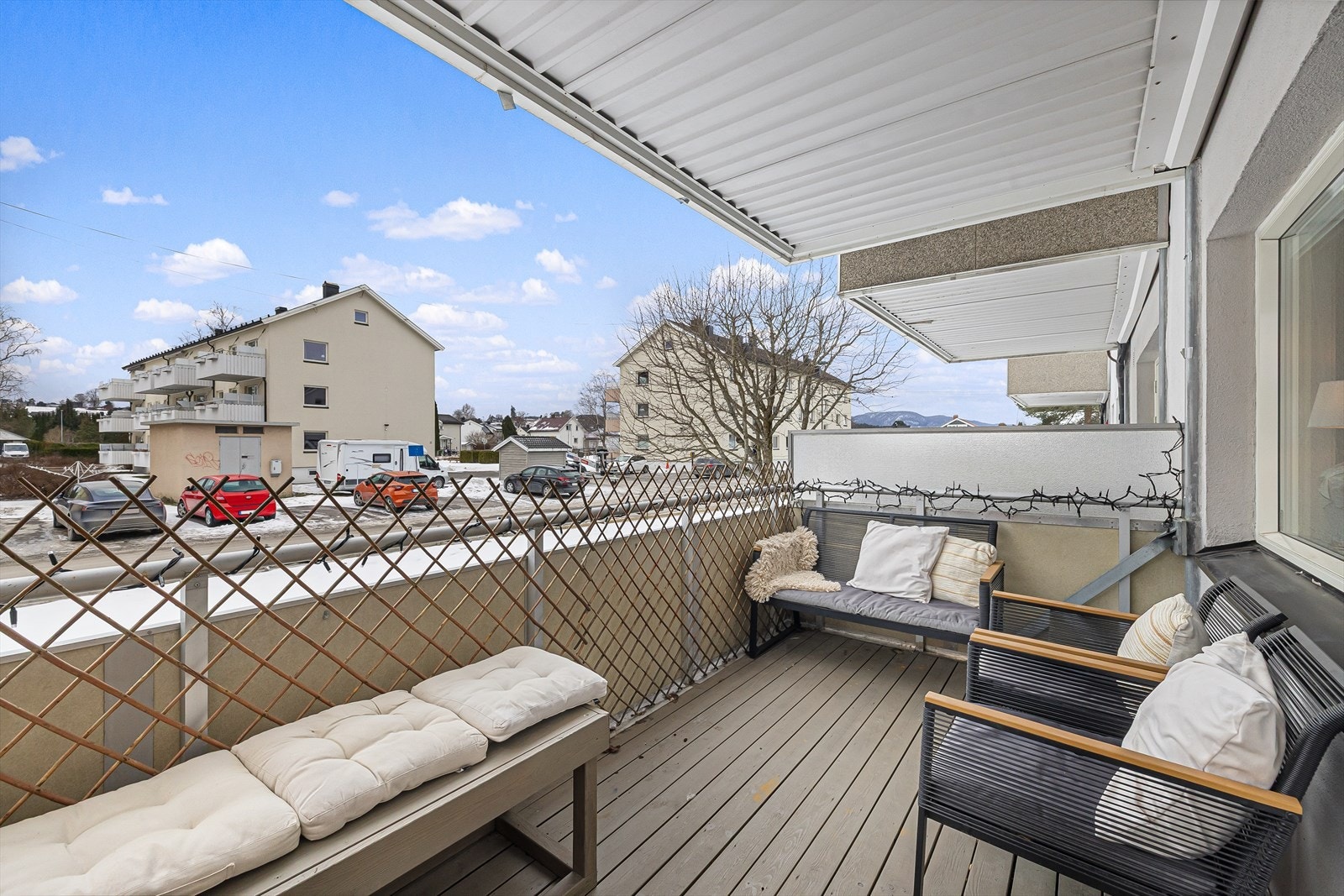 Balkongen ligger mot sydvest og har gode solforhold Galleribilde