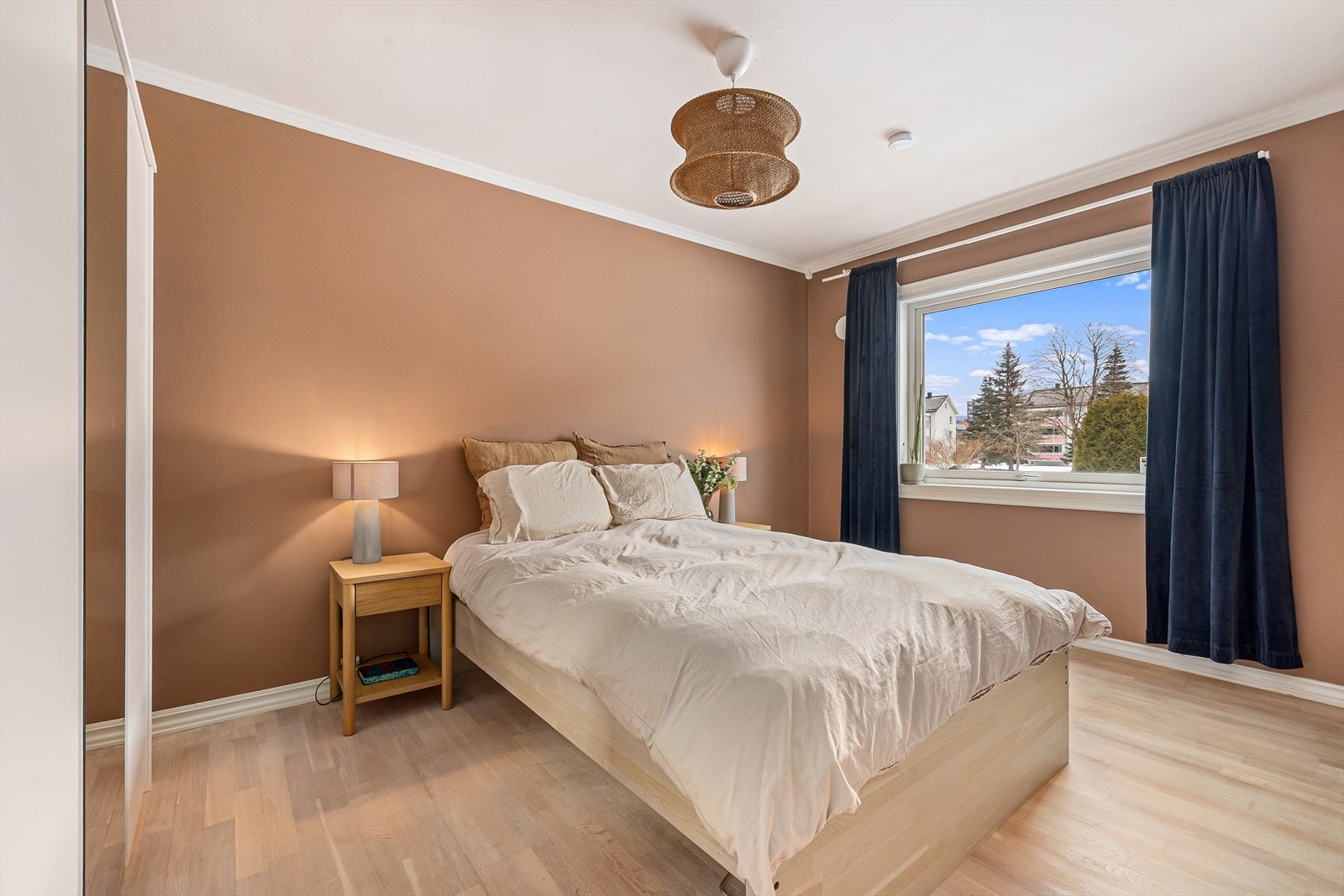 Soverom I har god plass til dobbeltseng og øvrige soveromsmøbler Galleribilde