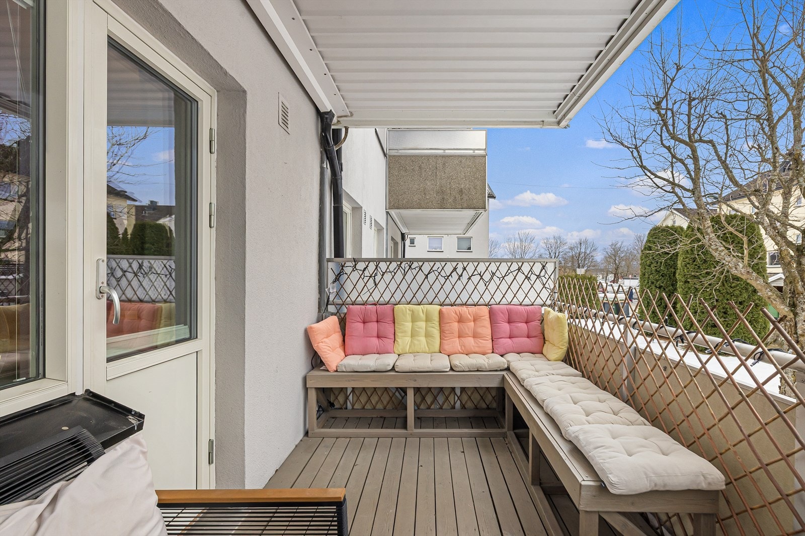 Overbygd balkong med plassbygd utegruppe Galleribilde