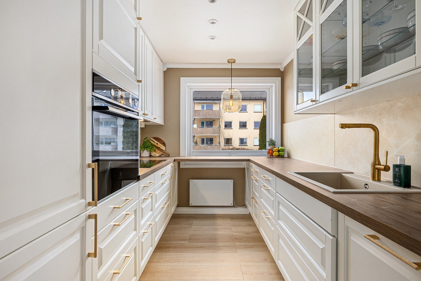 Innbydende og tidløst kjøkken med overskap til tak Galleribilde