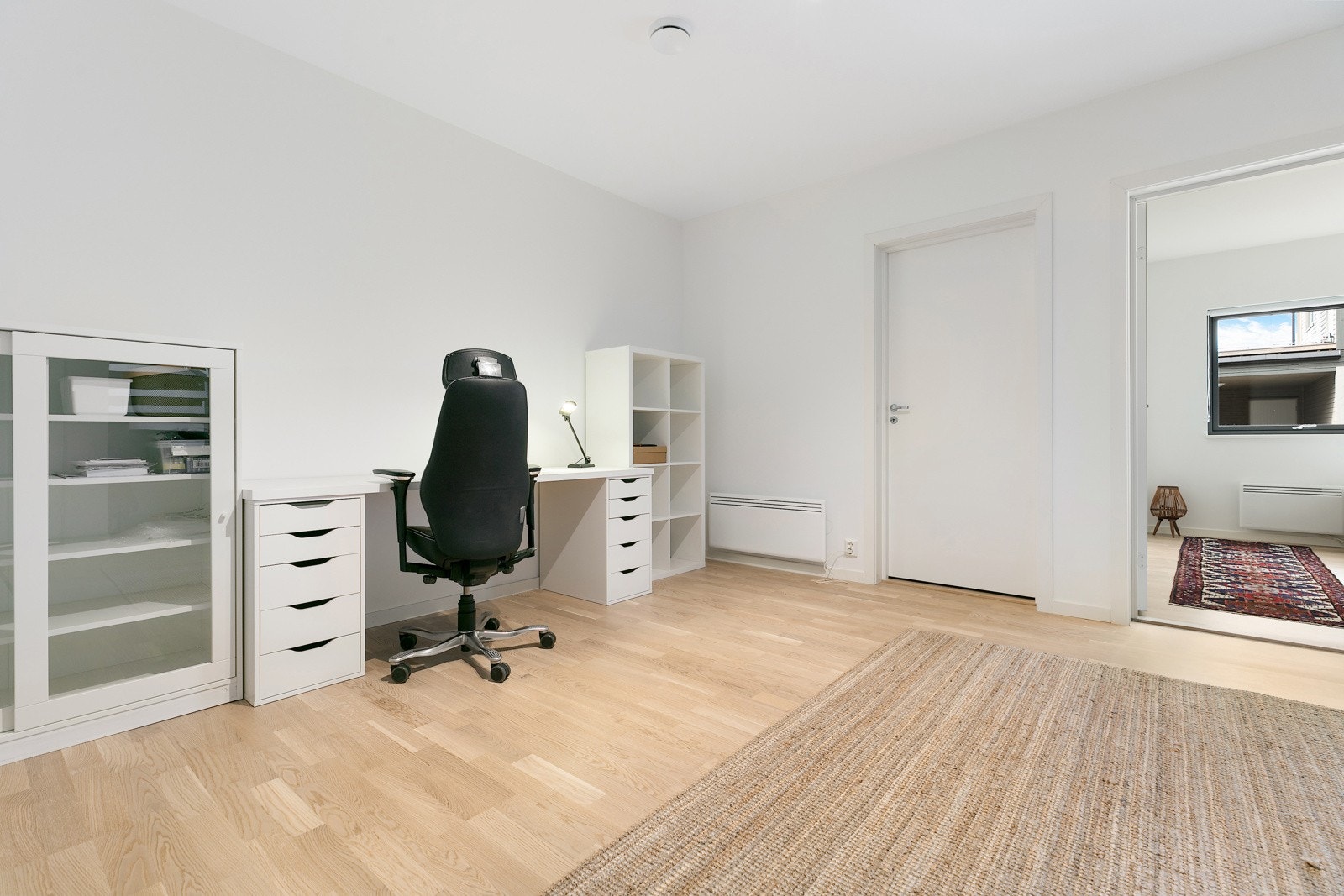 Tv-stue i 1.etasje, her innredet som kontor. Galleribilde