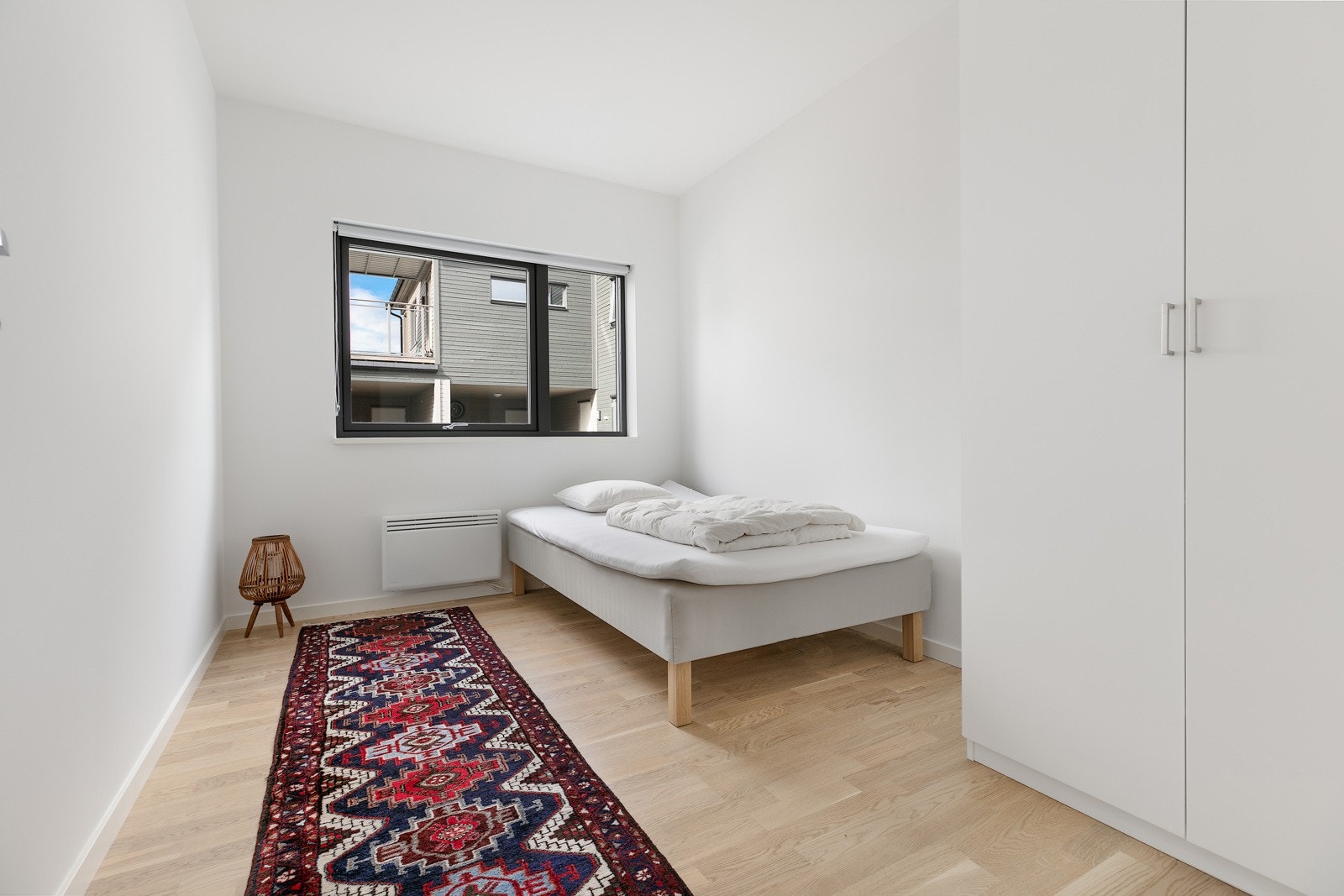 Plass til seng og ønsket oppbevaring. Galleribilde